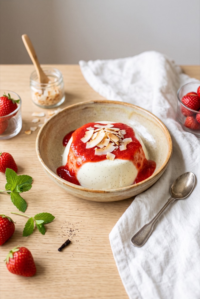 Proteinowa panna cotta z owocowym sosem - inspiracja podania z diety Deep Breath